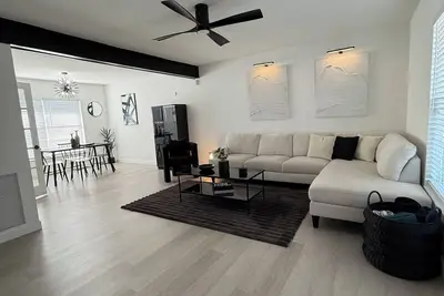 Image de ‘The Gallery’ Spacious & Modern 4 Bedroom Getaway with Pool