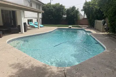 Spacious 4-bed/3-Bath house by Gcu with pool/yard/lawn