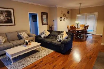 Image de 11. Spacious Lakeview home, King bed, minutes to downtown, shopping, boat ramps