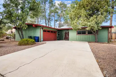 Image de Nestled in a peaceful neighborhood minutes from downtown Prescott, this 3-bedroom, 2-bathroom ret. . .
