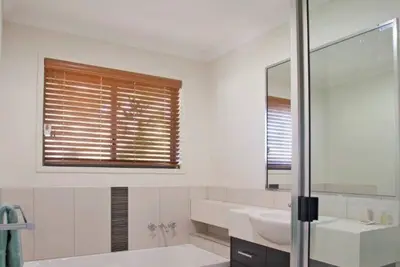 Image de 3 Bedroom, 2 bathrooms. Ocean view, 5 minute walk to shops and beach