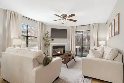 Image de Walk in No Steps  2 Bedroom Condo in Gated Pointe Royale Golf Village with Pools