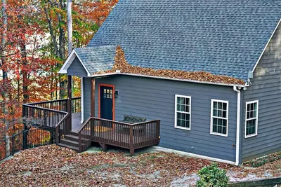 Image de Lake Keowee Escape - stunning 3-level home near Clemson