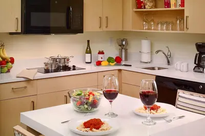 Image de Spacious Suite with Home-Like Comfort, Seasonal Pool, Pet-Friendly