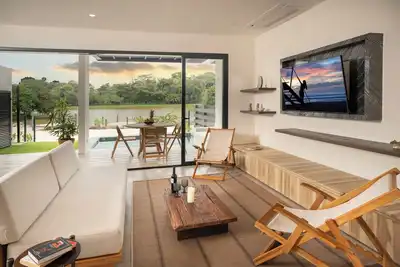 Image de 3 Bedroom, Private Pool, Lakefront Townhouse