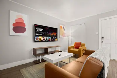 Image de Great Crestview Suite! In-Unit Laundry!