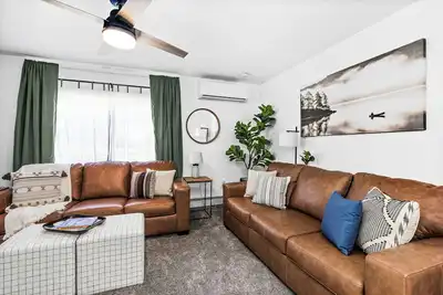 Image de The Sly Fox - Lake/Dine/Drink/Shop - Sleeps 6/Dog-Friendly