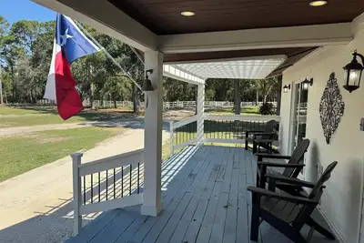 Image de Ultimate waterfront farmhouse great for bringing family together