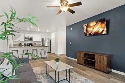 Image de 2 Bed Getaway with Free Parking & Modern Comforts