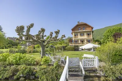 Image de Lac d’Annecy – Sevrier : Maison Familiale pour 12 Personnes les Pieds dans l’Eau