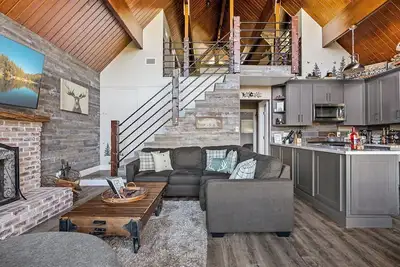 Image de Cozy Crestline Gem 4-bedroom cabin with Lake View & Game Room
