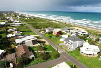 Image de 200m stroll to the beautiful Surfers Parade Beach