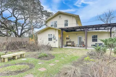 Image de Bbq-Ready Yard, Fire Pit: Peaceful Home