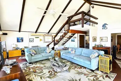 Image de Beautiful A-frame style with fantastic bay views and with great nighttime views of Causeway.