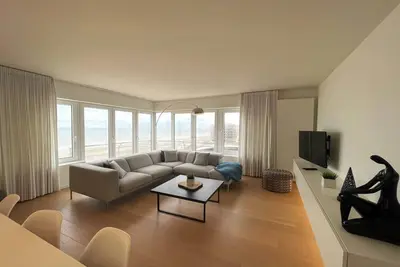 Image de Appartement près de la place Epernay vue mer