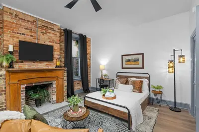 Image de 1 bedroom, 1 bathroom studio apartment in Downtown Augusta
