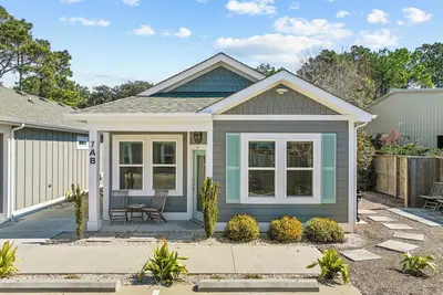 Breezy Bungalow Pet-Friendly With Community Amenities