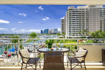 Image de Fully Remodeled 2025 with Marina View! Full Kitchen, Free Parking & Wi-Fi!