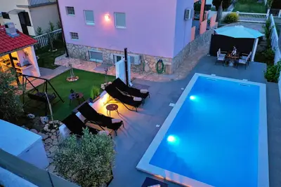 Image de 5-Bedroom House with Private Salt Pool, Grill & Parking, Cypress Tree Holiday Home