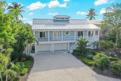 Image de Sancroft: Stunning Pool Home w Direct Water Access