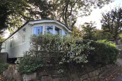 Image de Lovely peaceful caravan site set in wooded grounds-private access to the beach