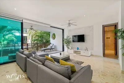 Image de 2 Br. Luminous and Spacious Pool View Apt.