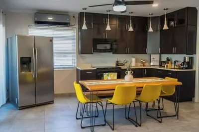 Image de Spacious 2br Condo w/ Pool | 3 Mins to Beach & Palm Beach Dining