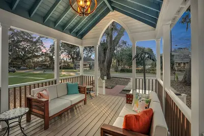 Image de Renovated + Historic Sanctuary in Thunderbolt near River by Lucky Savannah