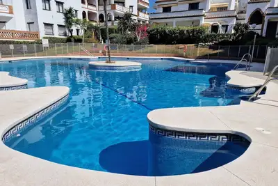 Image de 5 minutes walk to the beach! 2-bedroom apartment with WiFi, Ac in Calahonda