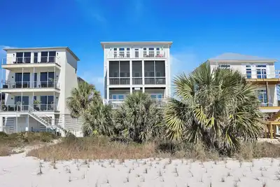 Image de 🌊Beachfront Home with Decks and Views Galore🐾Pet Friendly🐾Sea Forever🌊