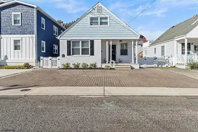 Image de New Listing! 7 houses to the beach! Remodeled beach home with plenty of parking.