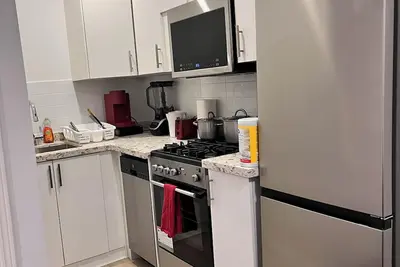 Image de 1st Floor Studio Unit Near Hamilton Airport, Mohawk College, St. Joe’s Hospital