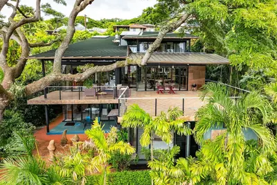 Image de Tantalus Glass House by Gather Modern Honolulu Retreat