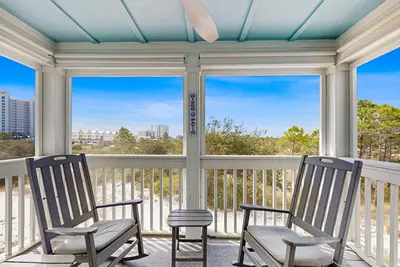 Image de Gorgeous townhouse, plenty of space, lots of games, shared pool, close to beach