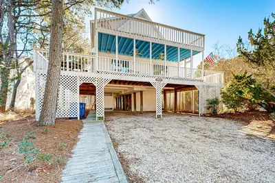 Image de Spacious Bethany Village house with wrap around balcony, grill& central air