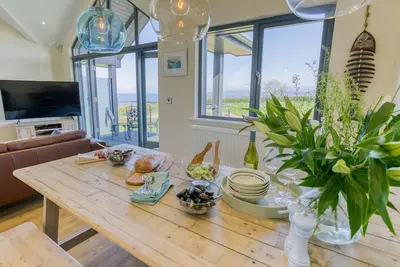Image de 2 Trem Y Mor - a dog that sleeps 6 guests in 3 bedrooms