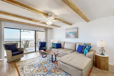 Image de Oceanfront condo with private balcony, shared pool and beach access