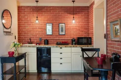 Image de Unique Downtown Retreat w/ Cozy Lounge & Serene Garden Courtyard