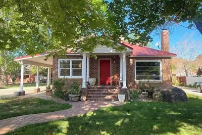 Image de Spacious Family Reunion Home+hottub/sauna/gym/firepit/walk2: hikes/museums/shops
