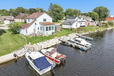 Image de Waterfront Draft Getaway with Boat Slip, Dock, 65\" Smart Tv & WiFi River House\n