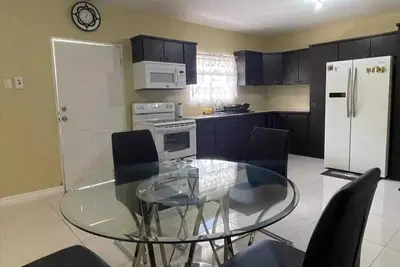 Conveniently located 2-bedroom apartment in Saint Helena with WiFi, Ac & laundry