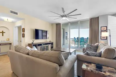 Image de Ocean Breezes | 🏖️ Beachfront Condo + Pool Access + Chair Service Included ☀️