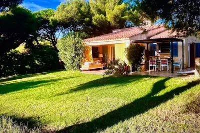 Image de Marine de Davia Villa steps to beach. 3 bedrooms 3 bathroom wonderful garden.