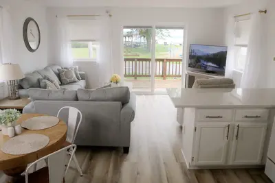 Image de Lake View Cottage in Roscommon with beach access and playground!