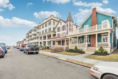 Image de Ocean View with Garage, Private Driveway and Yard! 1. 5 Blocks to Beach!