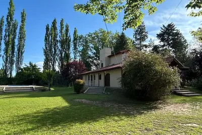 Image de Hermosa casa Familiar, rodeada de un gran parque. Amplios ambientes, luminosa.
