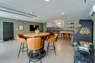 Image de Lake Front Cabin, Media/Game Room, Connects to Trails--Newly Remodeled