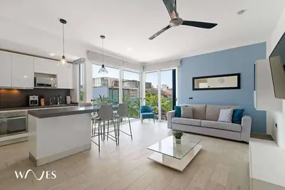 Image de 1 Br. w/5th avenue view | Steps from the beach