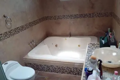 Spacious 4 bedroom&Pool and 2 jacuzzis, WiFi, Ac In Amazing area in San Salvador