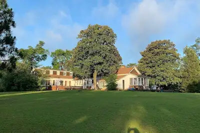 Image de 104 yr old Southern Manor on 50 acres of private forest trails to explore